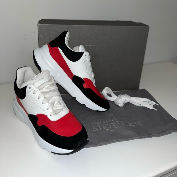 Alexander McQueen oversized laceup runner sneakers - Picture 2 of 13